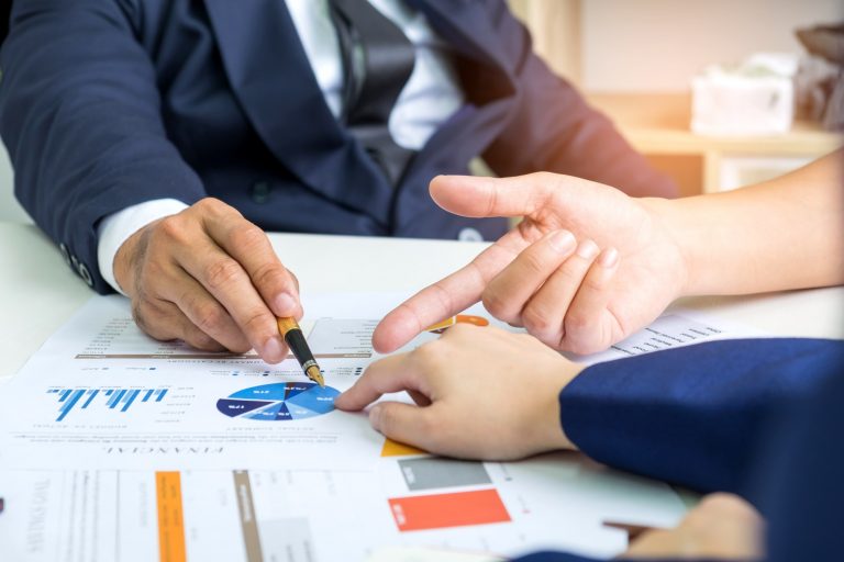 Un expert Mon Partenaire GED analyse les besoins d'une entreprise